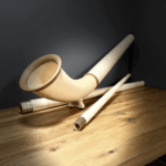 Hochwertiges Alphorn mit Holzmundstück, elegant auf einem Holztisch präsentiert, ideal für traditionelle Klangerlebnisse.