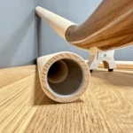 Alpenhorn aus Holz mit feiner Verarbeitung auf einem Holzständer, betont die Qualität und Handwerkskunst von NATURINSTRUMENTE Heimatklang.