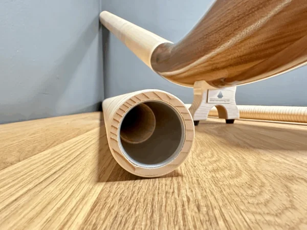 Alpenhorn aus Holz mit feiner Verarbeitung auf einem Holzständer, betont die Qualität und Handwerkskunst von NATURINSTRUMENTE Heimatklang.
