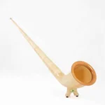 Alpenhorn aus hellem Holz mit geschwungenem Mundstück, ideal für Naturklänge und Heimatklang-Erlebnisse mit NATURINSTRUMENTE.