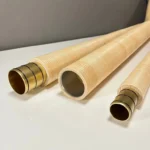 Detailaufnahme hochwertiger Alphorn-Mundstücke aus Holz, präsentiert auf weißem Hintergrund bei NATURINSTRUMENTE Heimatklang.