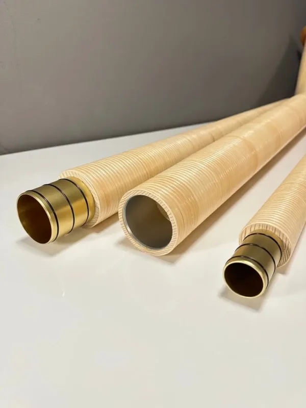 Detailaufnahme hochwertiger Alphorn-Mundstücke aus Holz, präsentiert auf weißem Hintergrund bei NATURINSTRUMENTE Heimatklang.
