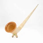 Alpenhorn aus hellem Holz, präsentiert auf einem Ständer, ideal für authentischen Klang bei NATURINSTRUMENTE Heimatklang.