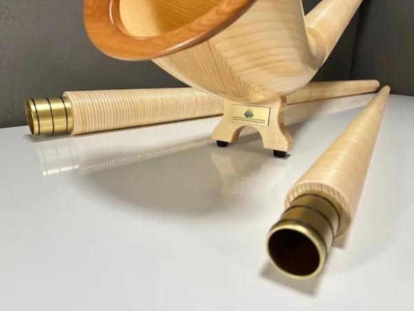 Hochwertige Alphörner und präzise Holzmundstücke von NATURINSTRUMENTE Heimatklang auf weißem Hintergrund, elegantes Design.