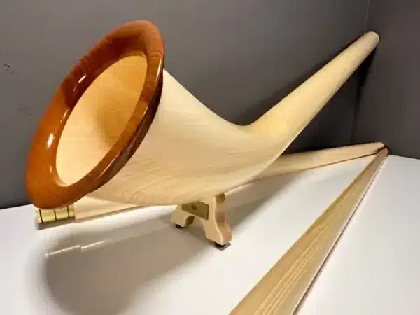Alpenhorn aus hellem Holz mit edlem Mundstück, präsentiert für NATURINSTRUMENTE Heimatklang auf einem weißen Hintergrund.