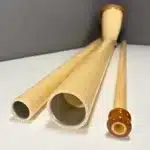 Hochwertige Alphorn-Mundstücke aus Holz, detailreich präsentiert auf einem weißen Hintergrund, ideal für Naturklang-Liebhaber.