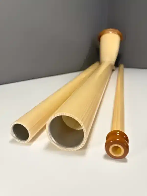 Hochwertige Alphorn-Mundstücke aus Holz, detailreich präsentiert auf einem weißen Hintergrund, ideal für Naturklang-Liebhaber.