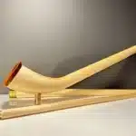 Traditionelles Alphorn aus hellem Holz mit abnehmbaren Mundstücken, perfekt für Heimatklang-Enthusiasten und Naturliebhaber.