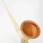 Alphorn in edlem Design mit Holzmundstück, präsentiert von NATURINSTRUMENTE Heimatklang, für erstklassigen Klanggenuss.