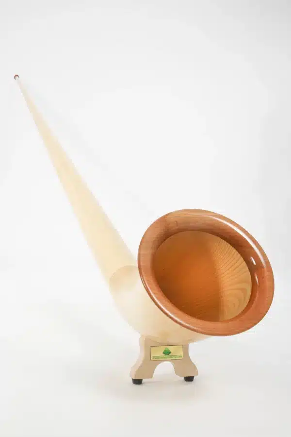 Alphorn in edlem Design mit Holzmundstück, präsentiert von NATURINSTRUMENTE Heimatklang, für erstklassigen Klanggenuss.