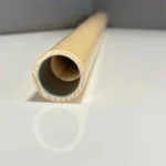 Hochwertiger Holzmundstück-Ende eines Alpenhorns, detailgetreu auf hellem Hintergrund fotografiert für Heimatklang.