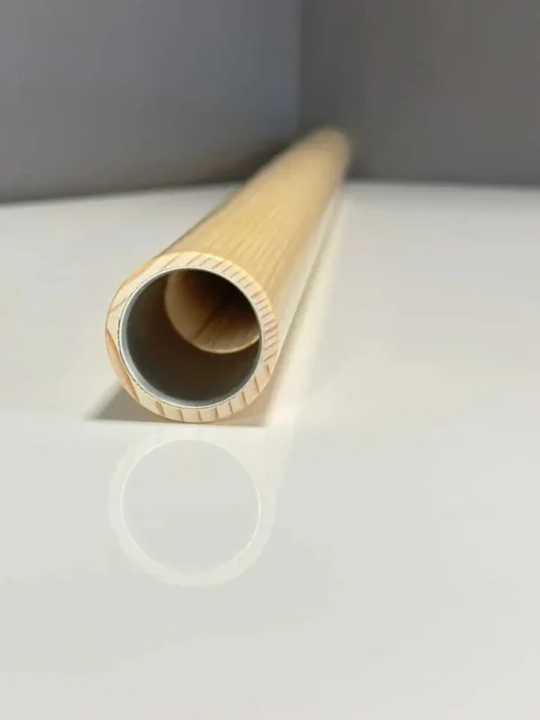 Hochwertiger Holzmundstück-Ende eines Alpenhorns, detailgetreu auf hellem Hintergrund fotografiert für Heimatklang.