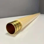 Premium Alpenhorn-Mundstück aus Holz auf weißem Hintergrund, Detailansicht bei NATURINSTRUMENTE Heimatklang.