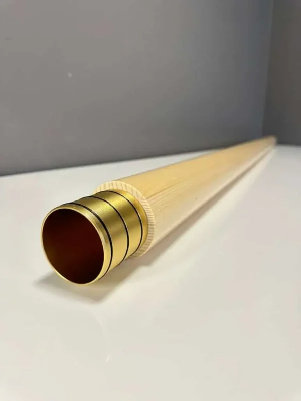 Premium Alpenhorn-Mundstück aus Holz auf weißem Hintergrund, Detailansicht bei NATURINSTRUMENTE Heimatklang.