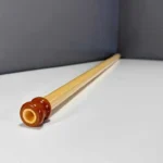 Holzmundstück für Alphorn in Nahaufnahme, zeigt feine Handwerkskunst und glatte Oberfläche, präsentiert auf Heimatklang-Website.