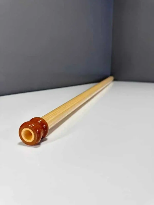 Holzmundstück für Alphorn in Nahaufnahme, zeigt feine Handwerkskunst und glatte Oberfläche, präsentiert auf Heimatklang-Website.