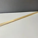 Hochwertiges Alphorn aus hellem Holz, perfekt für traditionelle Klänge; ideal für Musikliebhaber und Naturinstrument-Sammler.