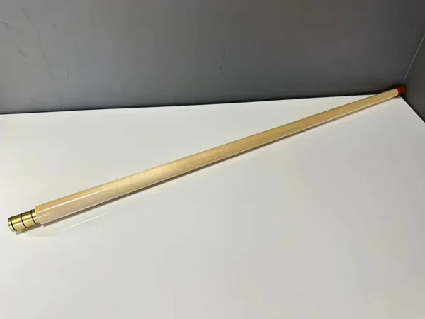 Hochwertiges Alphorn aus hellem Holz, perfekt für traditionelle Klänge; ideal für Musikliebhaber und Naturinstrument-Sammler.