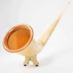 Alphorn aus hellem Holz auf weißem Hintergrund, präsentiert von Heimatklang für hochwertige Naturinstrumente.