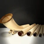 Alphorn aus hellem Holz mit abnehmbaren Segmenten, präsentiert auf einer Website für hochwertige Naturinstrumente.