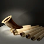 Edles Alphorn mit präzisen Holzmundstücken, präsentiert von NATURINSTRUMENTE Heimatklang. Perfekt für traditionellen Klang.