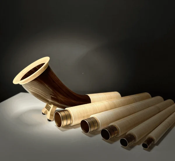 Edles Alphorn mit präzisen Holzmundstücken, präsentiert von NATURINSTRUMENTE Heimatklang. Perfekt für traditionellen Klang.