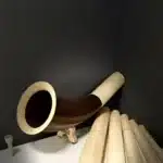 Alphorn mit hochwertigen Holzmundstücken auf Ausstellungsfläche, präsentiert von NATURINSTRUMENTE Heimatklang.