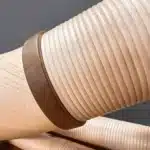 Detailansicht von hochwertig gearbeiteten Alphörnern mit präzise gefertigten Verbindungen, präsentiert von NATURINSTRUMENTE Heimatklang.