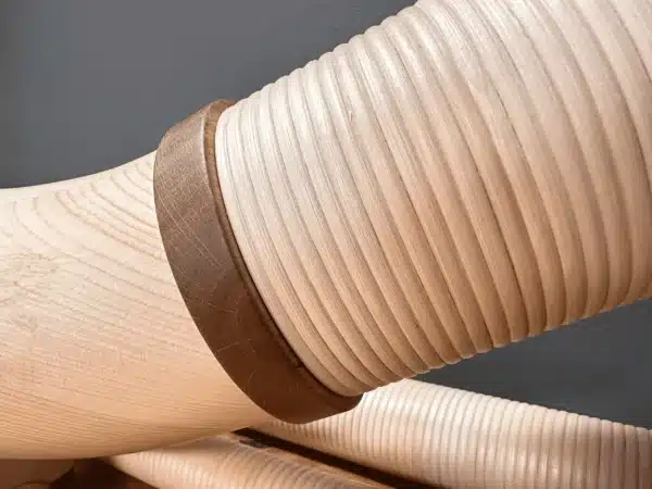 Detailansicht von hochwertig gearbeiteten Alphörnern mit präzise gefertigten Verbindungen, präsentiert von NATURINSTRUMENTE Heimatklang.