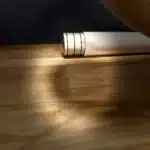 Hochwertiges Holzkorpus eines Alphorns auf Holzoberfläche, betont durch sanftes Licht. Ideal für Naturinstrumente und Klangvielfalt.
