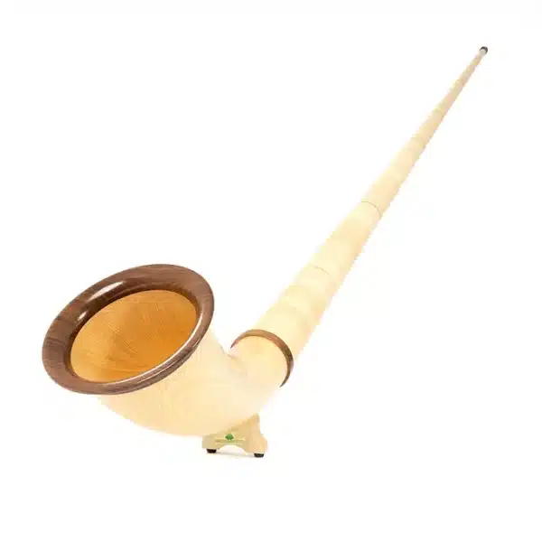 Alpenhorn aus hellem Holz mit dunklem Rand in Nahaufnahme, zeigt exquisite Handwerkskunst und hochwertige Materialien.