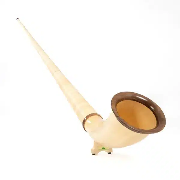 Hochwertiges Alphorn aus Holz mit feinem Mundstück, ideal für traditionelle Klänge und Naturinstrumente von Heimatklang.