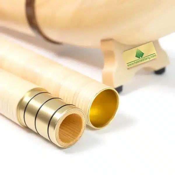 Alphorn aus hellem Holz mit detaillierten Mundstücken, präsentiert von Heimatklang für hochwertige Naturinstrumente.