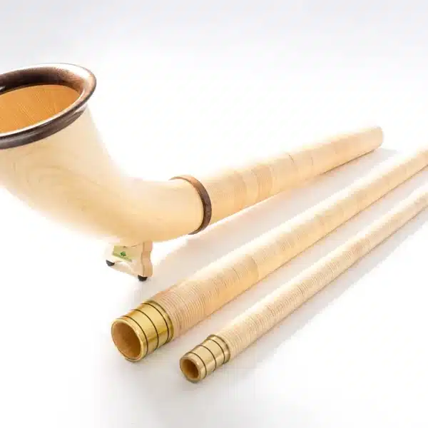 Alphorn aus hellem Holz mit hervorragenden Mundstücken, präsentiert auf weißem Hintergrund, Symbol für authentischen Heimatklang.