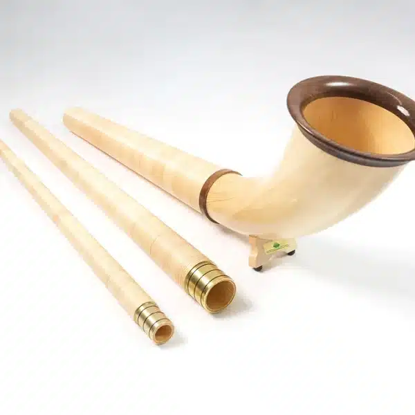 Hochwertiges Alphorn-Set mit edlen Holzmundstücken aus der NATURINSTRUMENTE Heimatklang-Kollektion. Perfekt für traditionelles Spiel.
