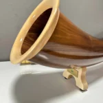 Hochwertiges Alphorn mit edlem Holzmundstück auf einem Ständer, präsentiert von NATURINSTRUMENTE Heimatklang.