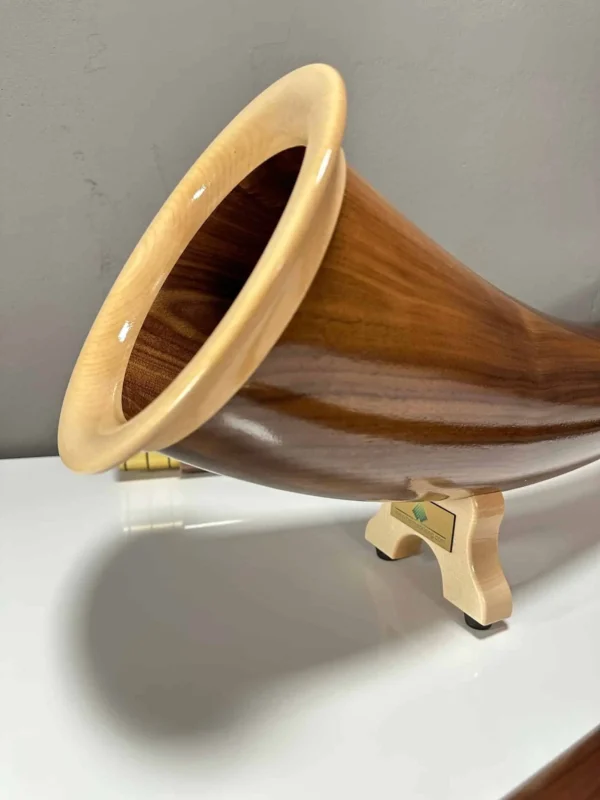 Hochwertiges Alphorn mit edlem Holzmundstück auf einem Ständer, präsentiert von NATURINSTRUMENTE Heimatklang.