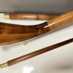 Alpenhorn aus edlem Holz mit hochwertigen Mundstücken, präsentiert auf weißem Untergrund, ideal für NATURINSTRUMENTE Heimatklang.