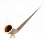 Elegantes Alphorn mit hochwertigem Holzmundstück, präsentiert auf einem Ständer, symbolisiert Tradition und Handwerkskunst.
