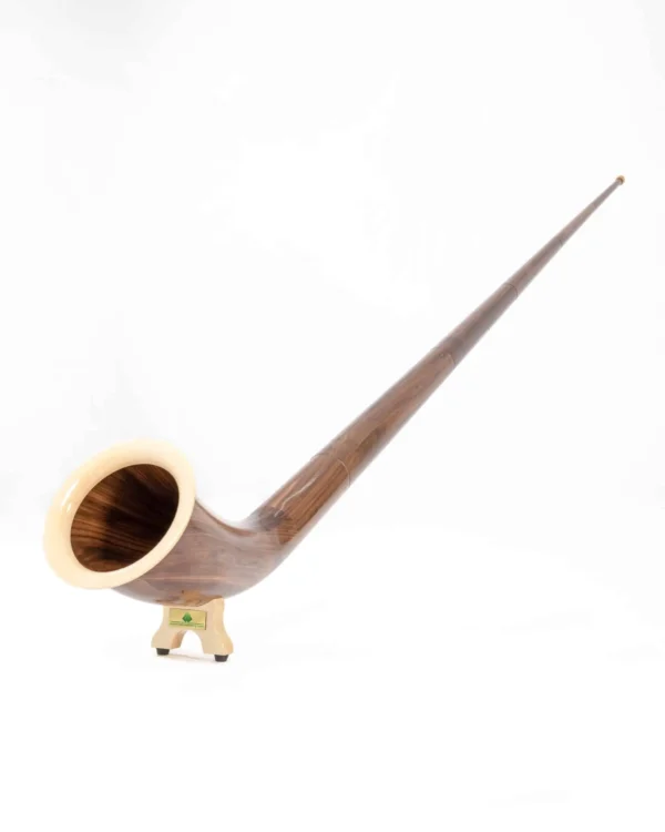 Elegantes Alphorn mit hochwertigem Holzmundstück, präsentiert auf einem Ständer, symbolisiert Tradition und Handwerkskunst.