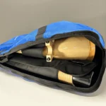 Hochwertige Alphornteile in einer blauen Tragetasche, ideal für den sicheren Transport von Naturinstrumenten.