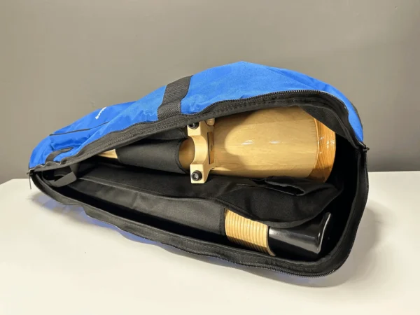 Hochwertige Alphornteile in einer blauen Tragetasche, ideal für den sicheren Transport von Naturinstrumenten.