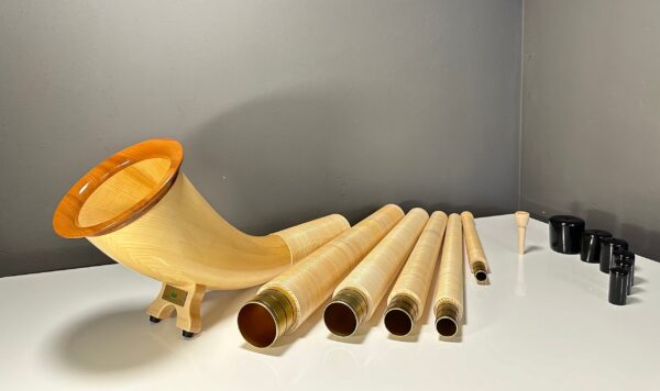 Alpenhorn mit Holzmundstück und Einzelteile auf weißem Hintergrund, präsentiert von NATURINSTRUMENTE Heimatklang.