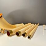Alphorn in Einzelteilen mit Holzmundstück, perfekt für den Heimatklang mit hochwertigen Naturinstrumenten.