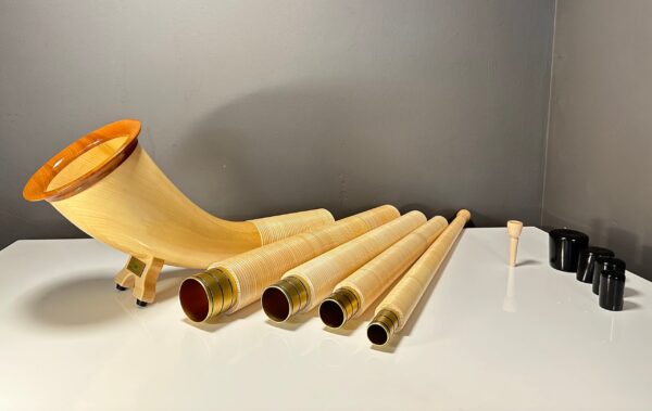 Alphorn in Einzelteilen mit Holzmundstück, perfekt für den Heimatklang mit hochwertigen Naturinstrumenten.