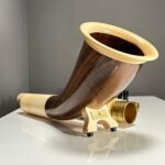 Hochwertiges Alphorn mit eleganten Holzmundstücken auf weißem Untergrund, Teil der NATURINSTRUMENTE Heimatklang-Serie.