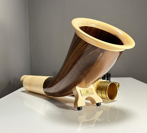 Hochwertiges Alphorn mit eleganten Holzmundstücken auf weißem Untergrund, Teil der NATURINSTRUMENTE Heimatklang-Serie.