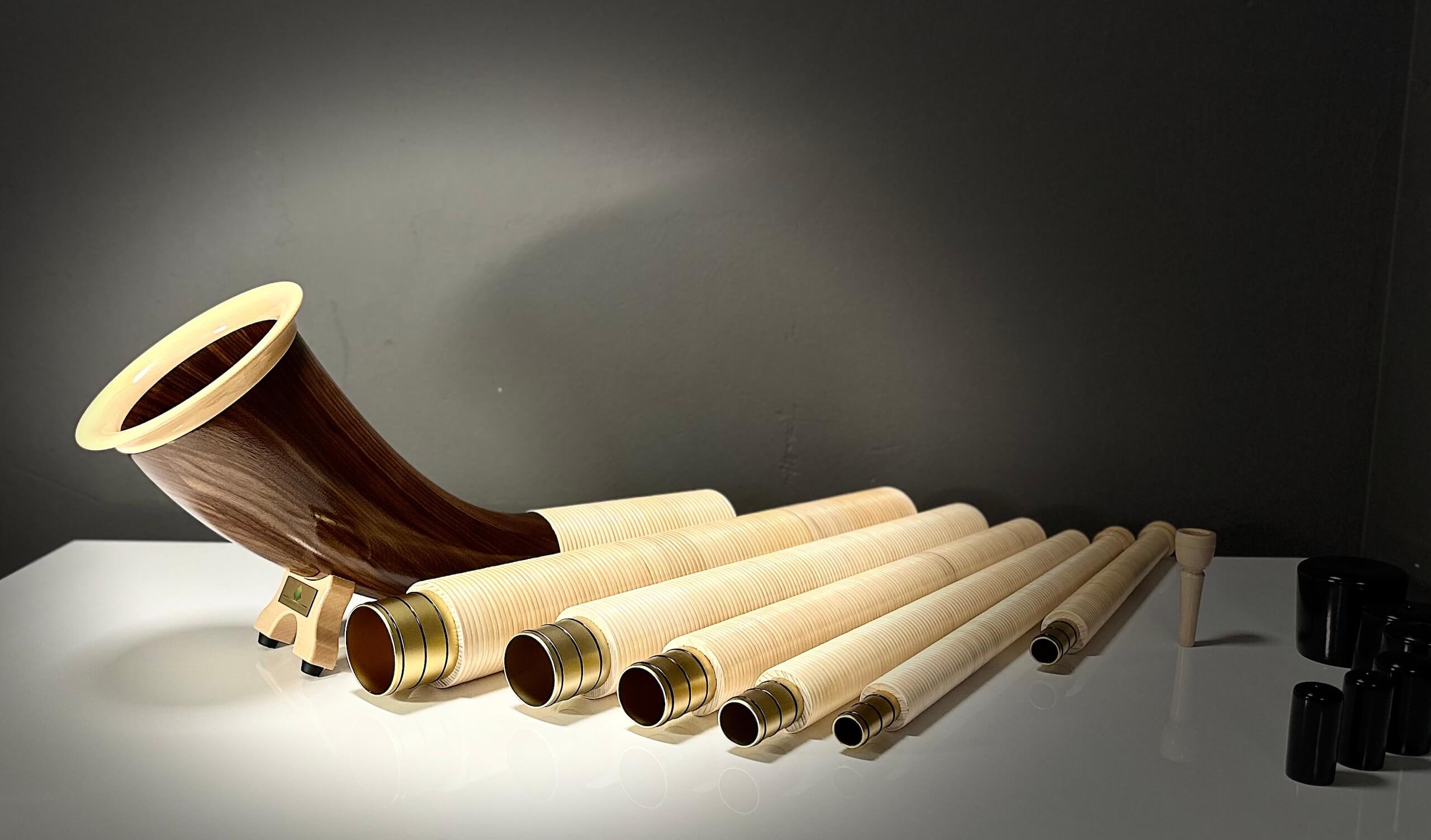 Alphorn „Modell BERGSTEIGER“, mit Becherrohr aus NUSSHOLZ, Stimmung f+fis=7tlg. – 714063