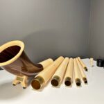 Alphorn mit zerlegbaren Holzrohren und Mundstücken, ideal für hochwertige Naturinstrumente-Ensembles bei Heimatklang.