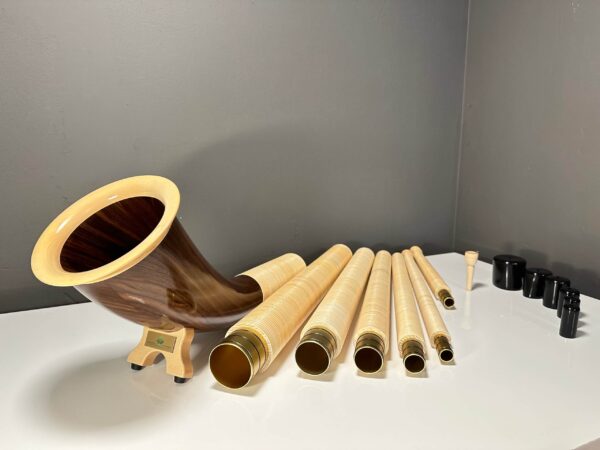 Alphorn mit zerlegbaren Holzrohren und Mundstücken, ideal für hochwertige Naturinstrumente-Ensembles bei Heimatklang.